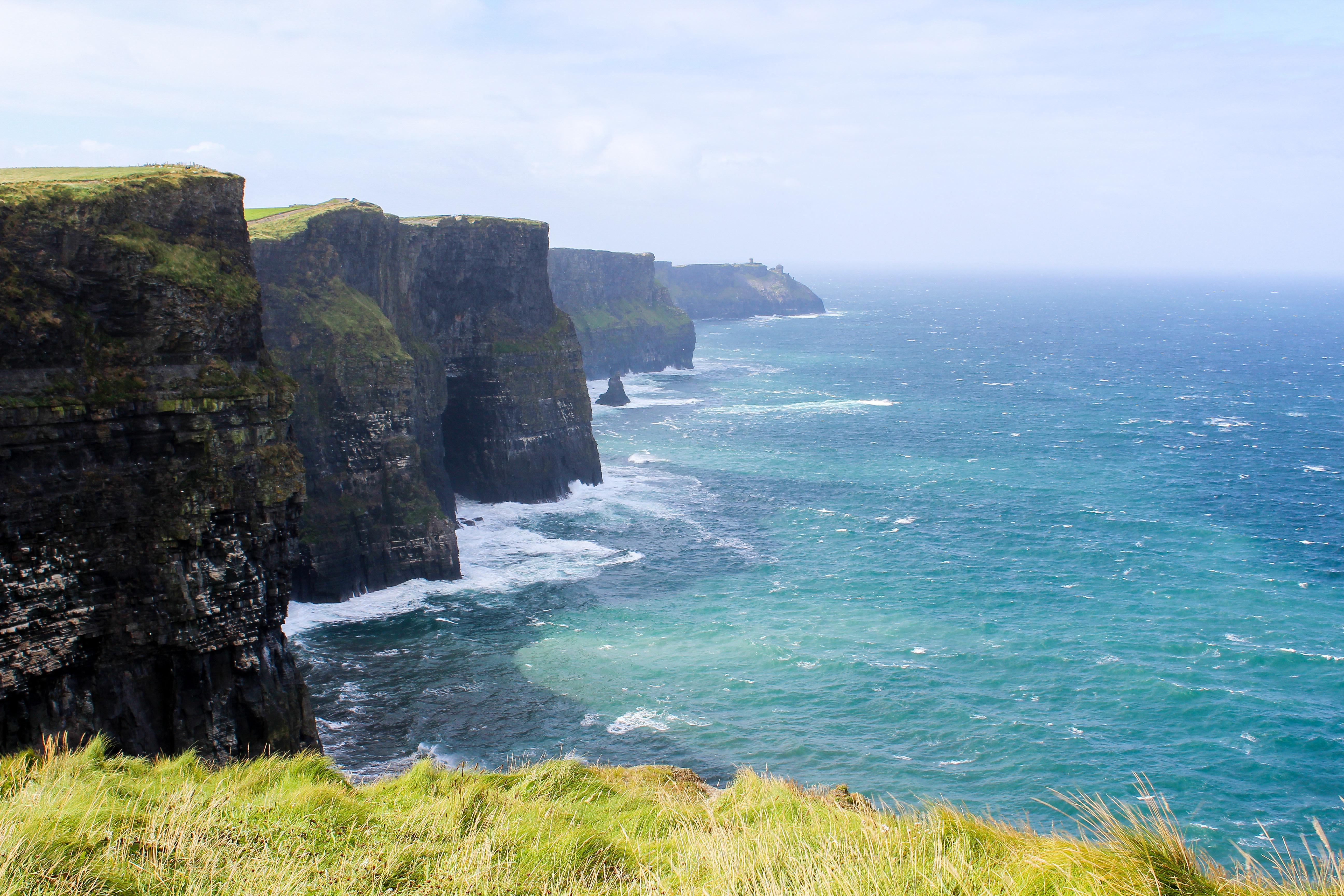 Útesy Cliffs of Moher v Irsku nad Atlantikem jako symbol irského akcentu a business angličtiny.