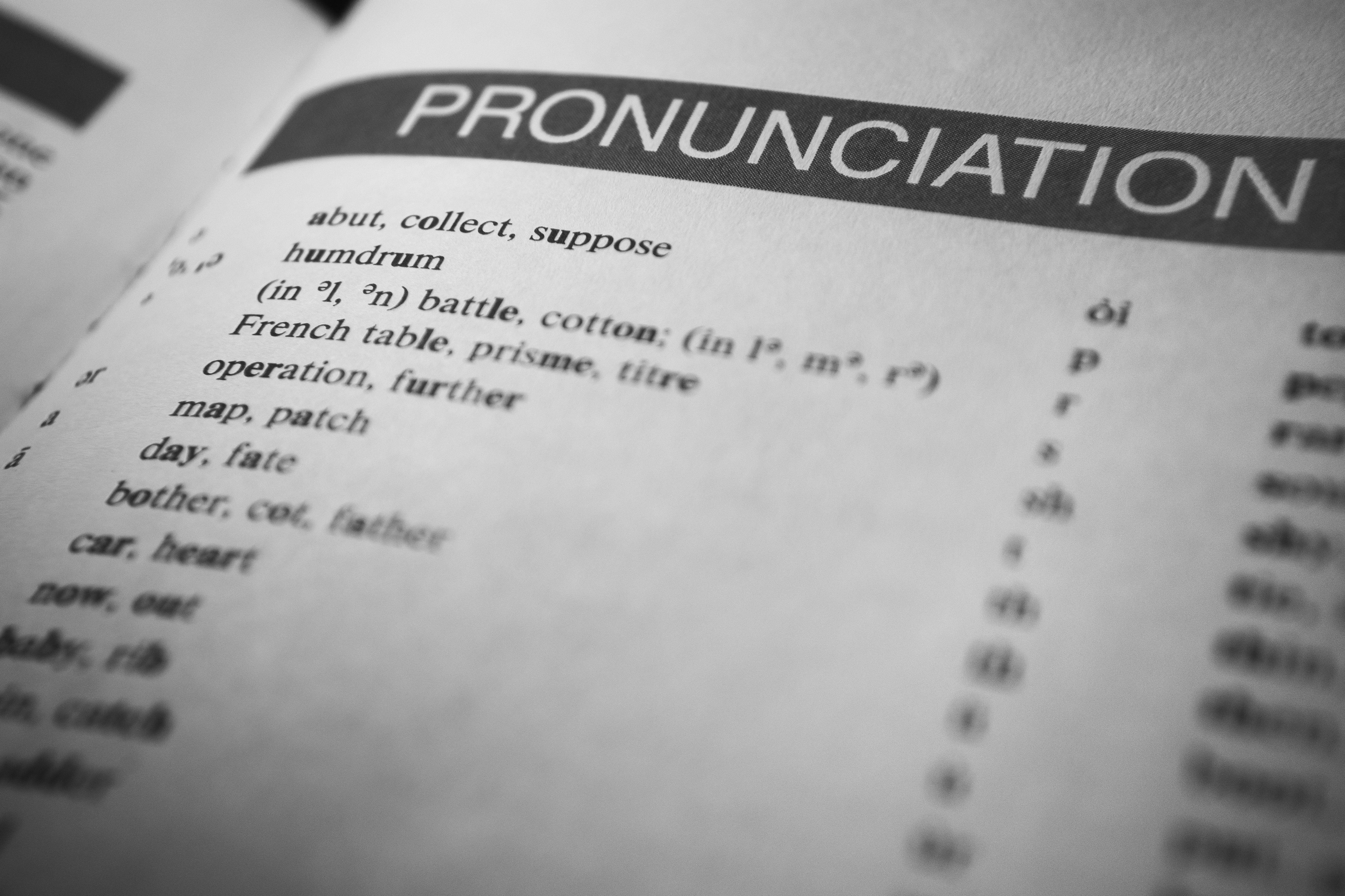 Kde děláme chyby? Nejčastější přešlapy při učení angličtiny Detailní záběr na otevřenou knihu a text zvýrazněný žlutým fixem. Obrázek symbolizuje studium, analýzu chyb, podtrhávání důležitých informací a proces učení se cizího jazyka.