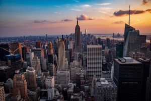 Letecký pohled na New York – vysoké mrakodrapy, ulice a městská krajina, která ilustruje kosmopolitní metropoli plnou kultur a jazyků, ideální kontext pro učení angličtiny ve světovém městě.