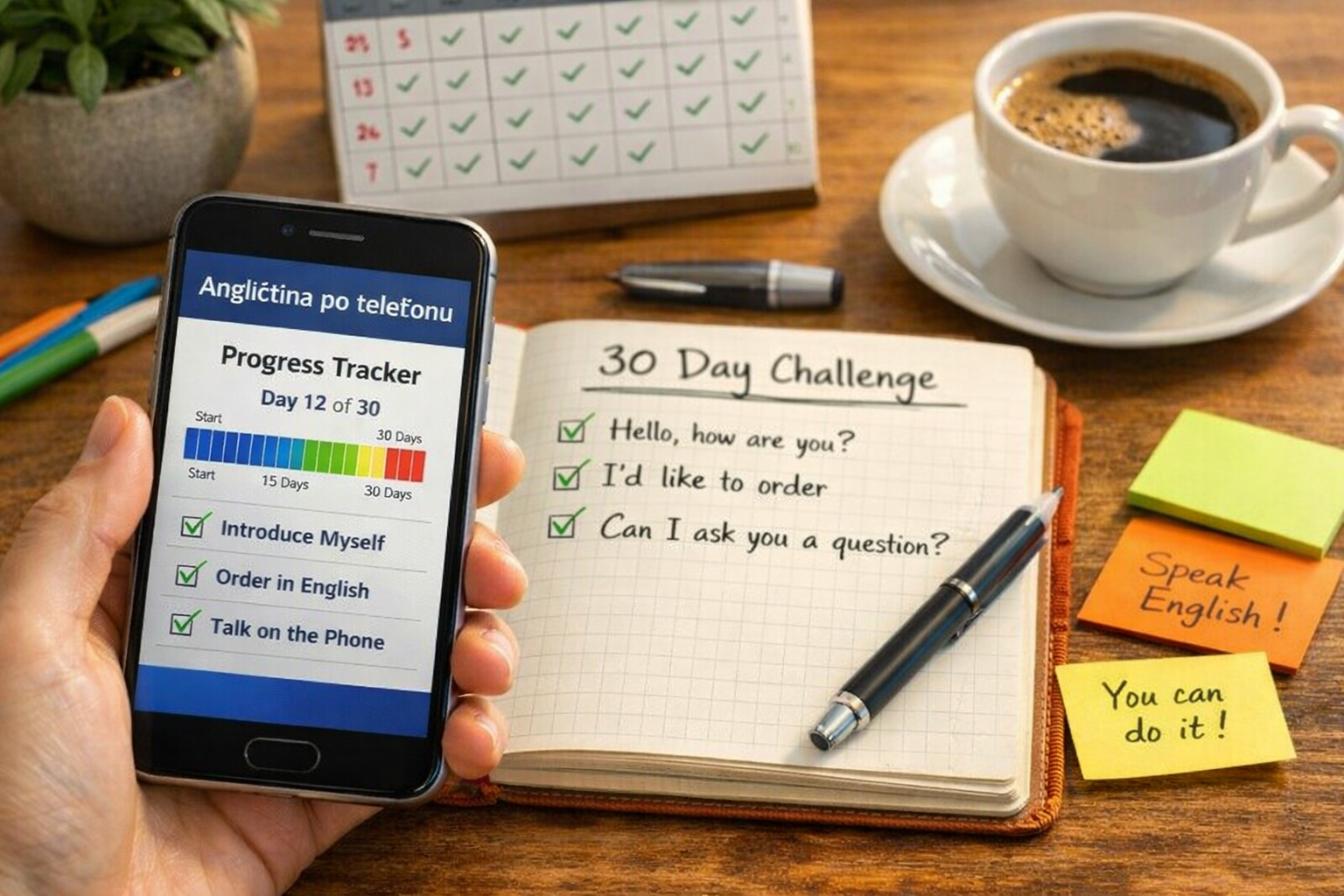 Fotografie zobrazuje realistickou studijní scénu – otevřený deník s odškrtnutými frázemi, telefon s grafem pokroku, barevné poznámky a hrnek kávy. Ilustruje, jak pravidelná krátká telefonická lekce pomáhá začátečníkům rychle se rozmluvit